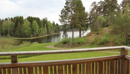 Vy över sjö från balkong