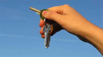 hand med nyckelklippa 