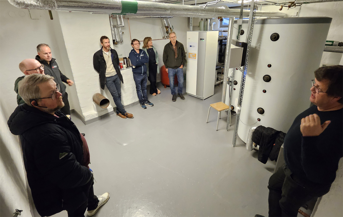 ett gäng personer som står i ett pannrum