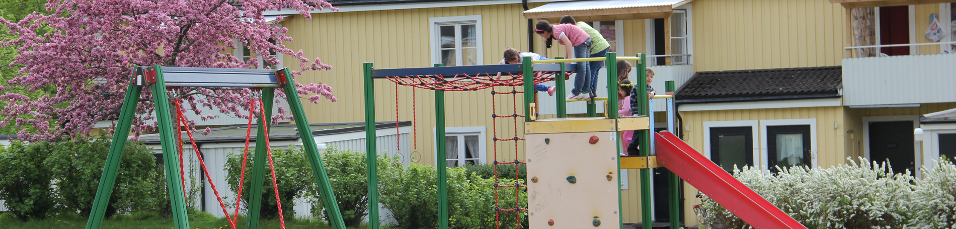 Barn som leker i lekställning